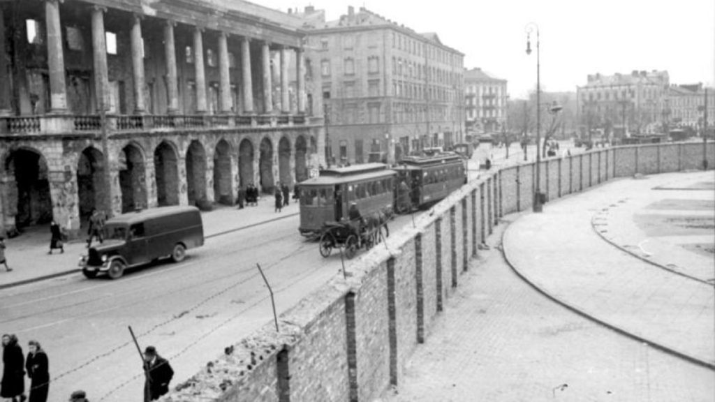 The Warsaw Ghetto wall near Lubomirski Palace, May 24, 1941. Credit: Bundesarchiv via Wikimedia Commons 