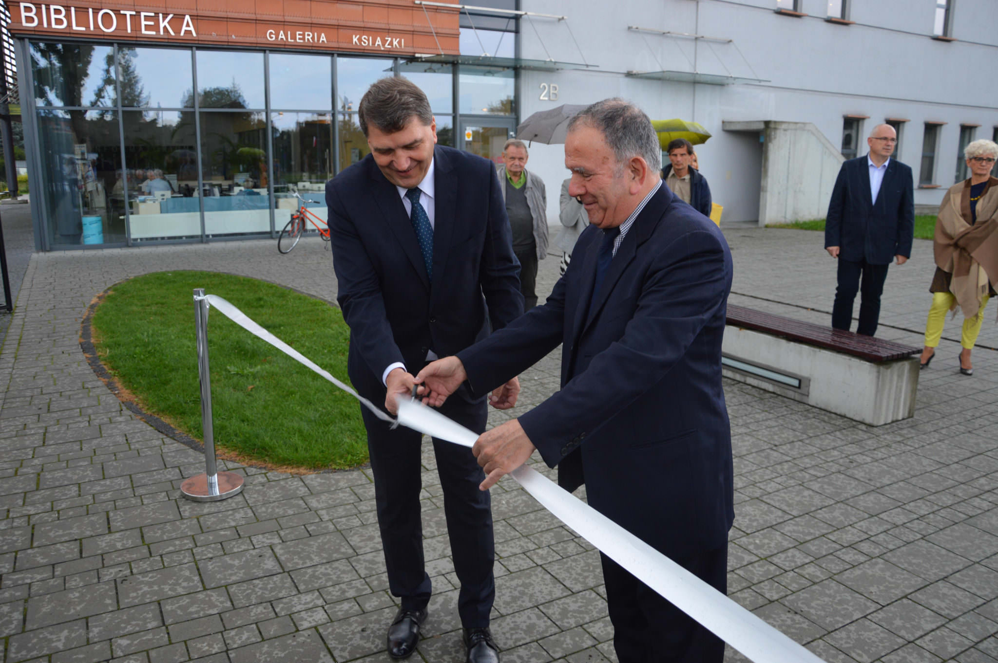 motl-exhibit-osweicim-ribbon-cutting-1