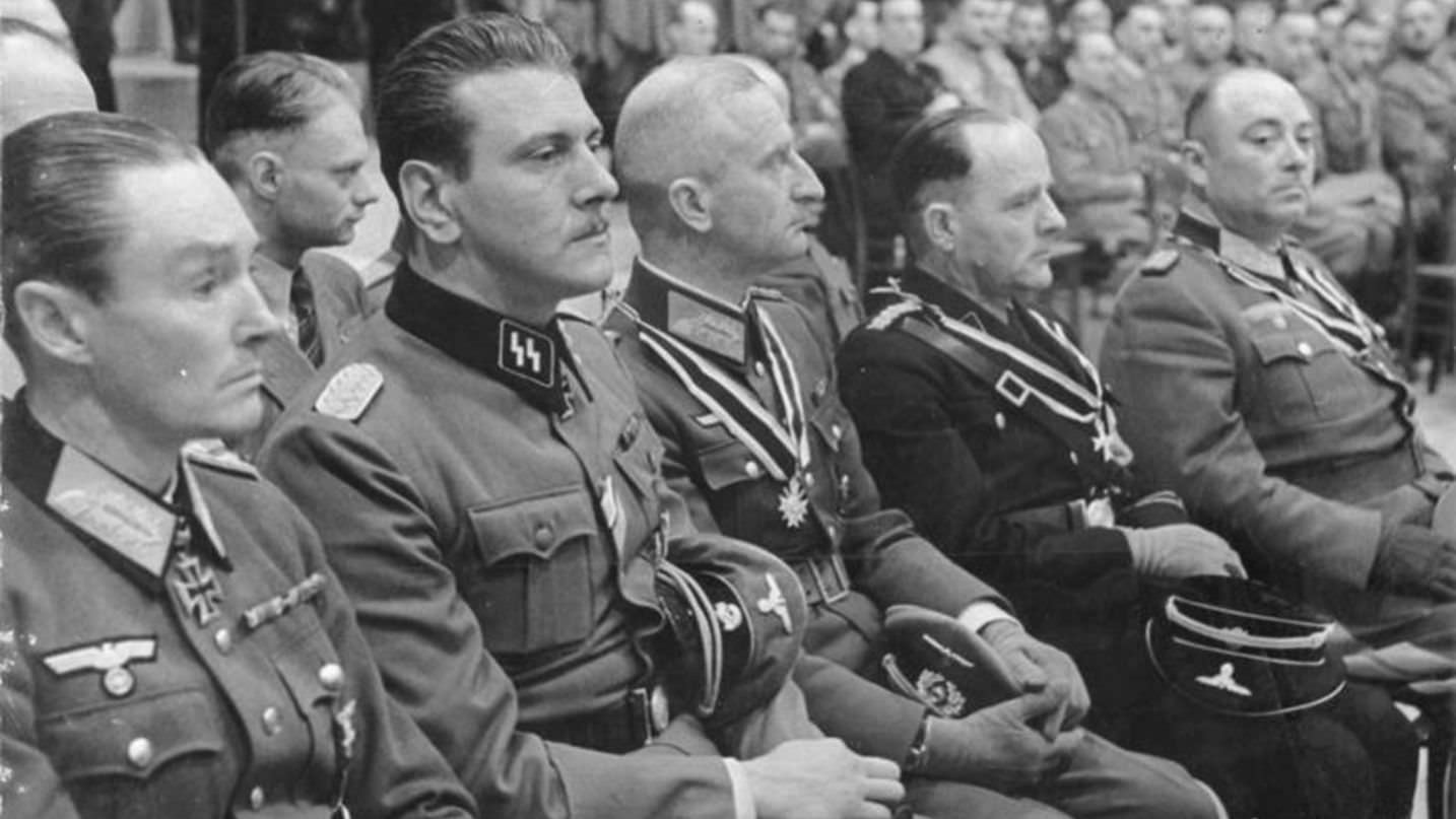 Otto Skorzeny (2nd from left), 3 October 1943. Credit: Wikimedia Commons 