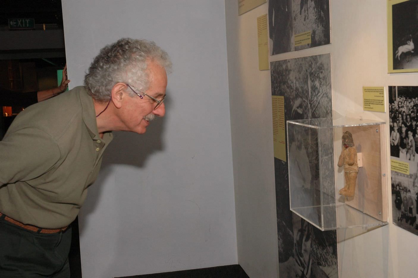 Fred Lessing visiting Bear during the "No Child’s Play" exhibition at Yad Vashem in 1997. Credit: Yad Vashem 