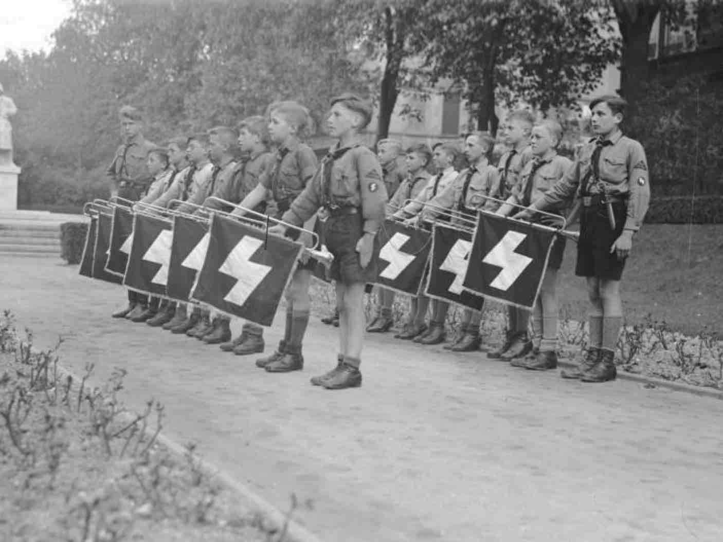 hitler-youth-in-worm-germany-1933-german-federal-archives-wikimedia-commons